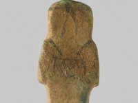 Aeg F 56 RS  Aeg F 56, Rückseite, 21. Dynastie, Uschebti der Tabaketenchonsu, Roter Ton mit grünem Überzug, H 10,2 cm, B 4,0 cm, T 3,2 cm
